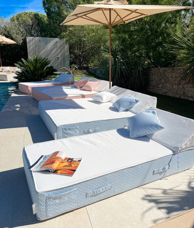 MXHOME Sonnenliege weiß und blau - Outdoor-www.Stil-Ambiente.de-Lit 1 place avec têtière - Blanc raphia + motif bleu BB1