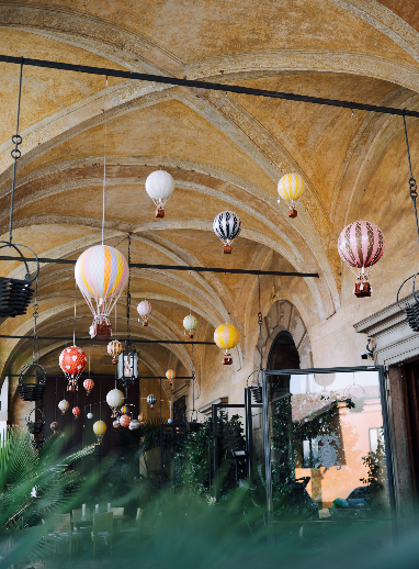 Authentic Models Balloon Floating the Skies, Blau Weiß, Heißluftballon S-AP160BW-Authentic Models-781934586708-Stil-Ambiente